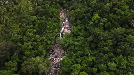 una toma aérea de la cascada sadet koh phangan, tailandia-1