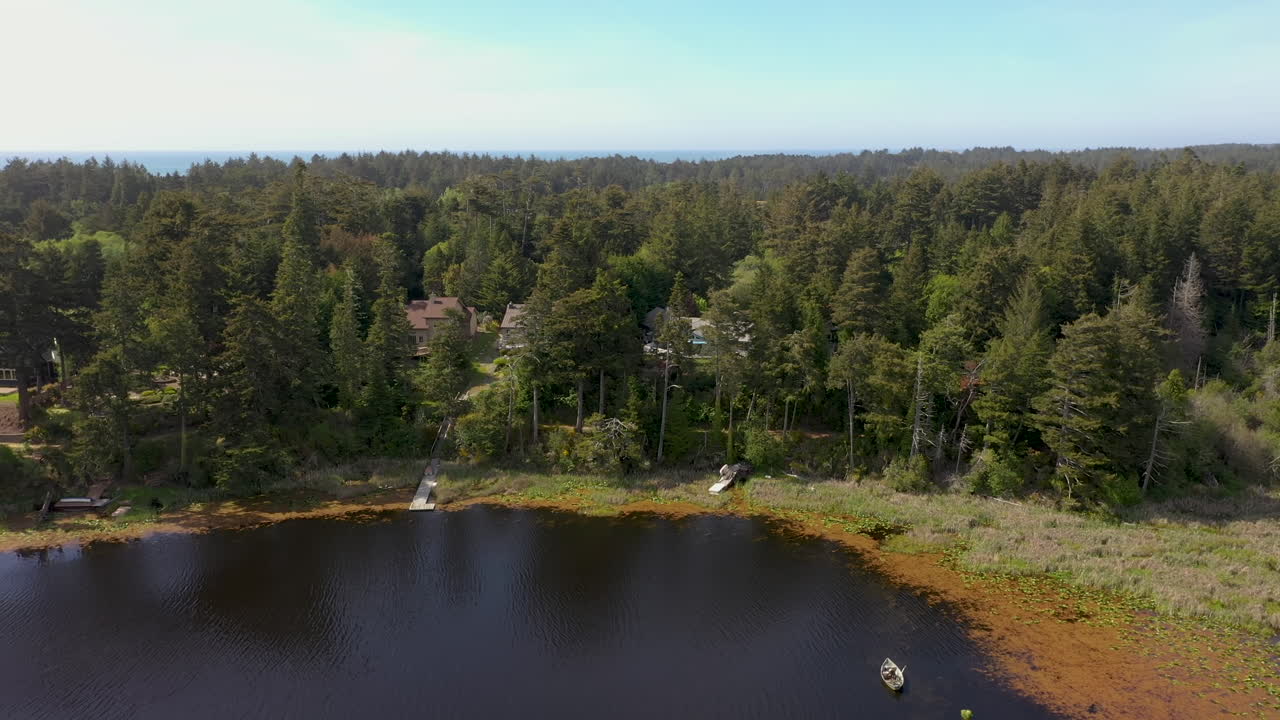 maravillosa vista del lago bradley con pinos verdes en bandon, oregon - hermoso destino turístico - toma aérea