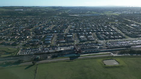 Antena-Sobre-Nuevos-Estanques-De-Waurn,-Estación-De-Tren-De-Geelong-Cuando-Llega-El-Tren