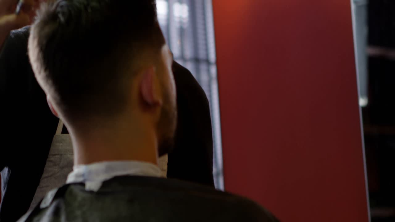 이발사 가게에서 고객의 머리카락을 자르는 이발사 4k