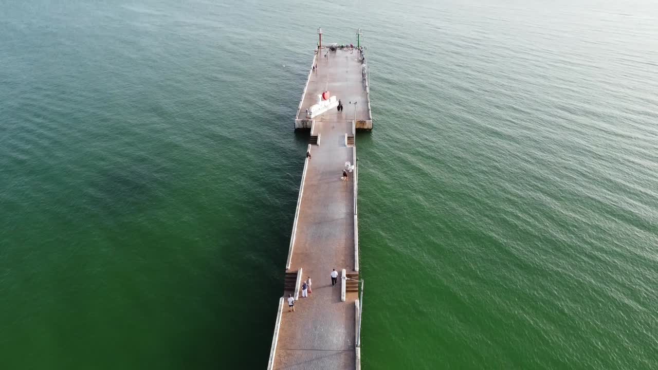 drone disparó sobre caminar muelle verde mar océano horizonte hacia adelante