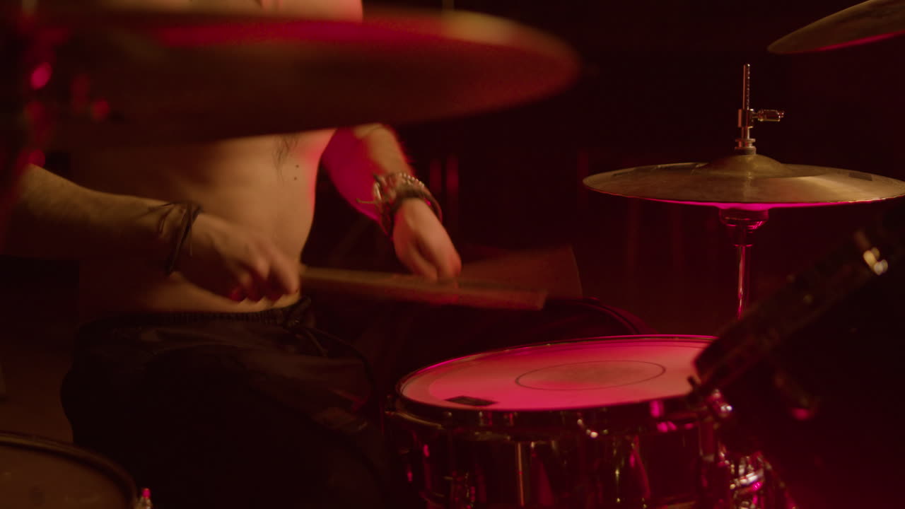 joven baterista tocando la batería en un estudio de música