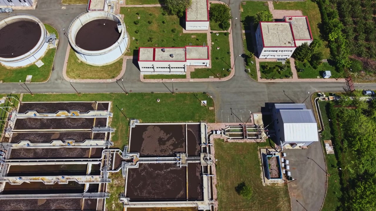 Water cleanup process. Environmental management of sewage treatment systems. Survey of wastewater infrastructure emphasizing flow dynamics and ecological sustainability