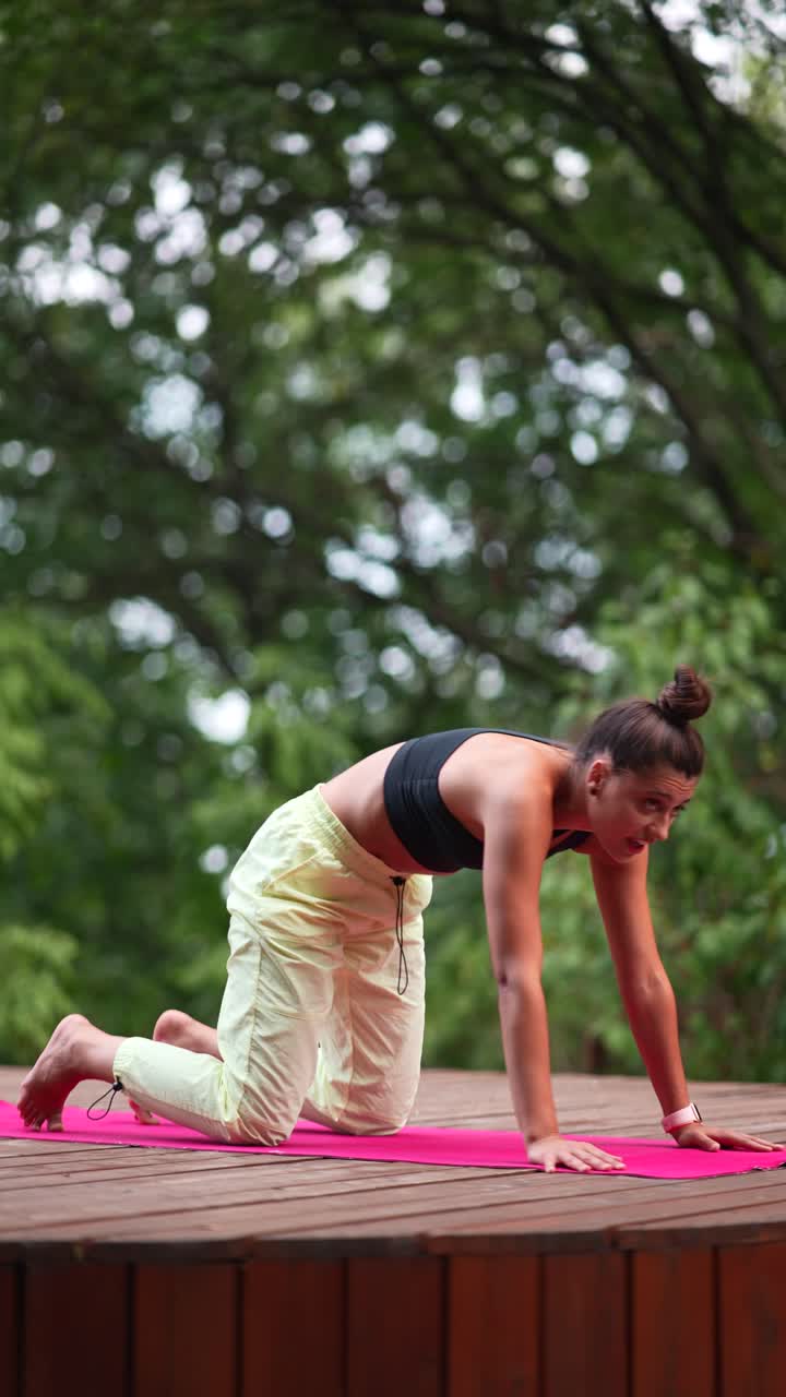 mujer joven practicando yoga al aire libre