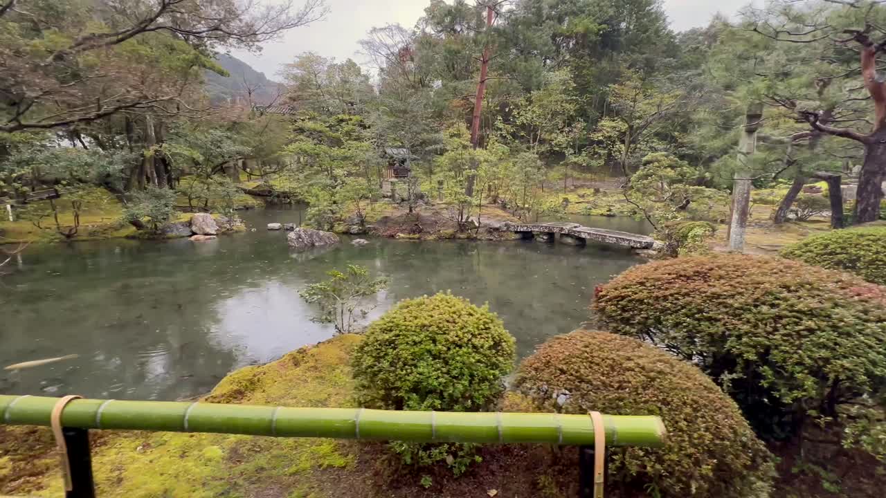 estanque del jardín del templo con gotas de lluvia que caen en el templo de konchi-in, kyoto, japón