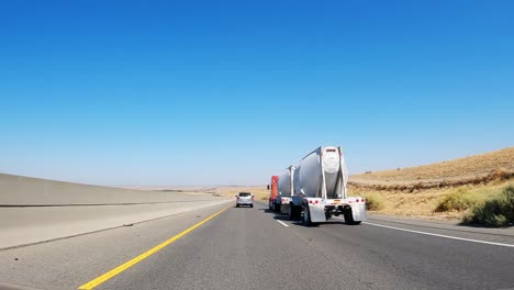 conduciendo por la autopista 58 de california en la salida general de beale road en el paisaje del desierto de mojave