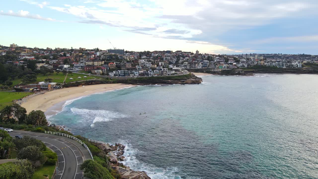 호주 뉴사우스웨일즈 주 브론테에 있는 브론테 해변과 칼가 플레이스 도로에 있는 공원의 공중 전망