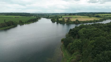 Kettering-Reservoir-Wird-An-Einem-Bewölkten-Tag-Von-Oben-Erschossen