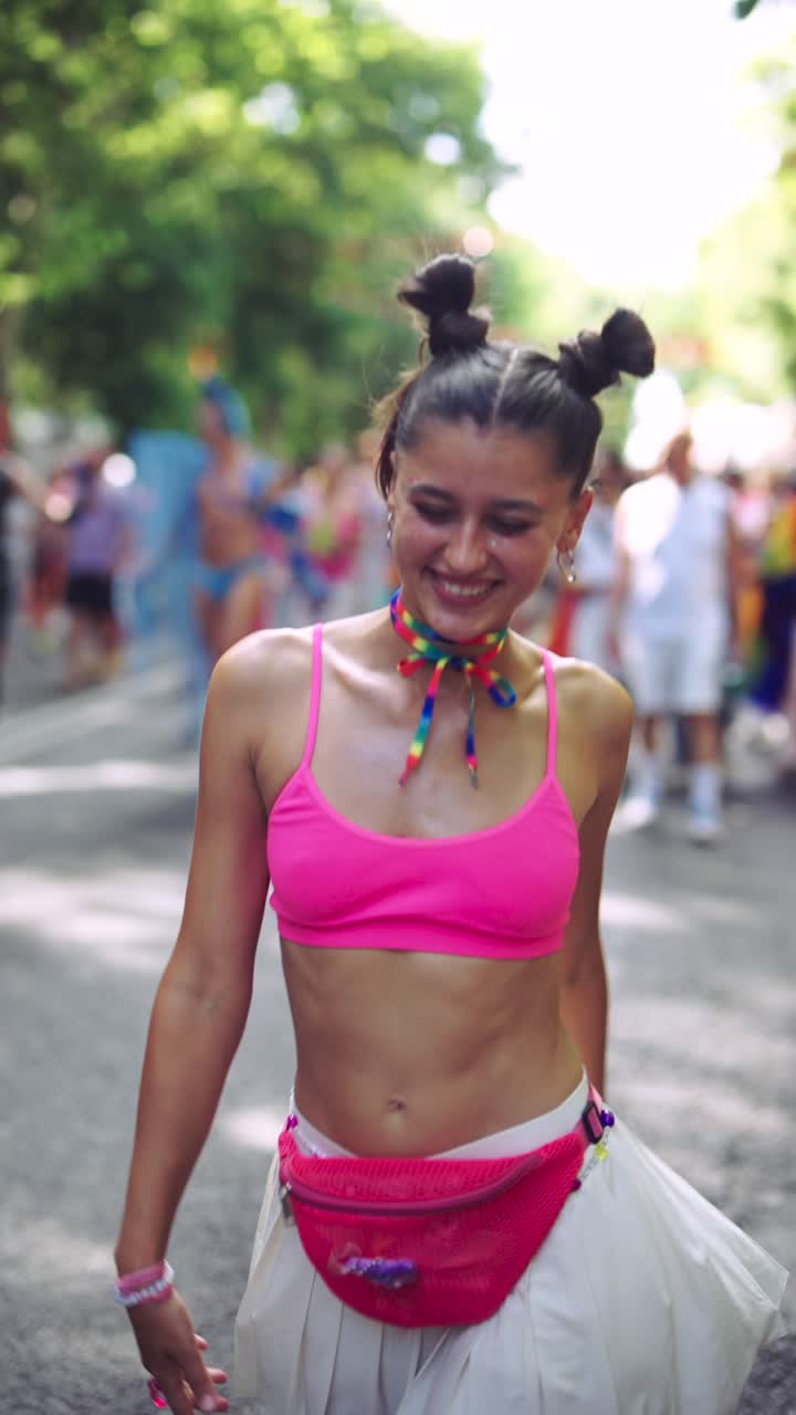 Giovane donna alla Parata del Pride