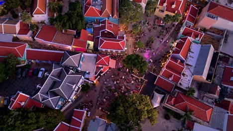 panorámica aérea de arriba hacia abajo vista de pájaro de la aldea de kura hulanda en otrobanda willemstad curacao al anochecer, vibrantes techos multicolores