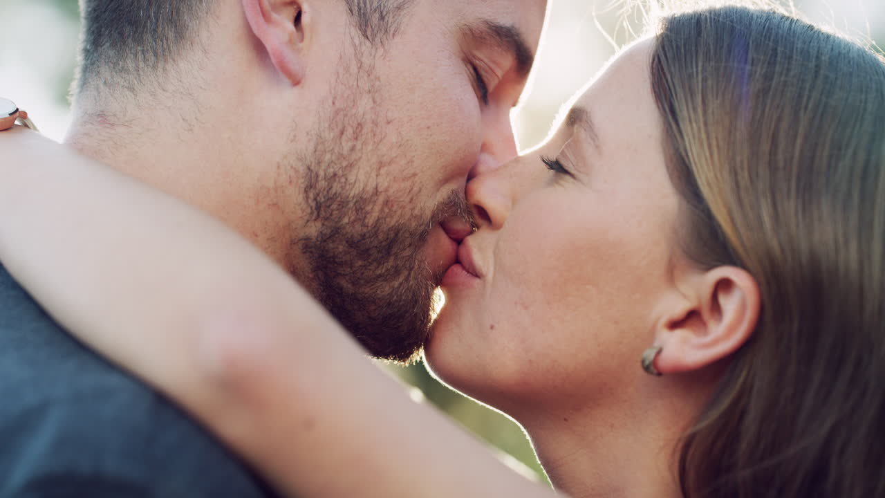 Um casal a beijar-se