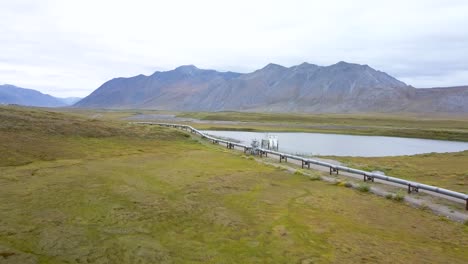 Oleoducto-De-Alaska-En-Un-Hermoso-Paisaje-Montañoso-Escénico---Antena