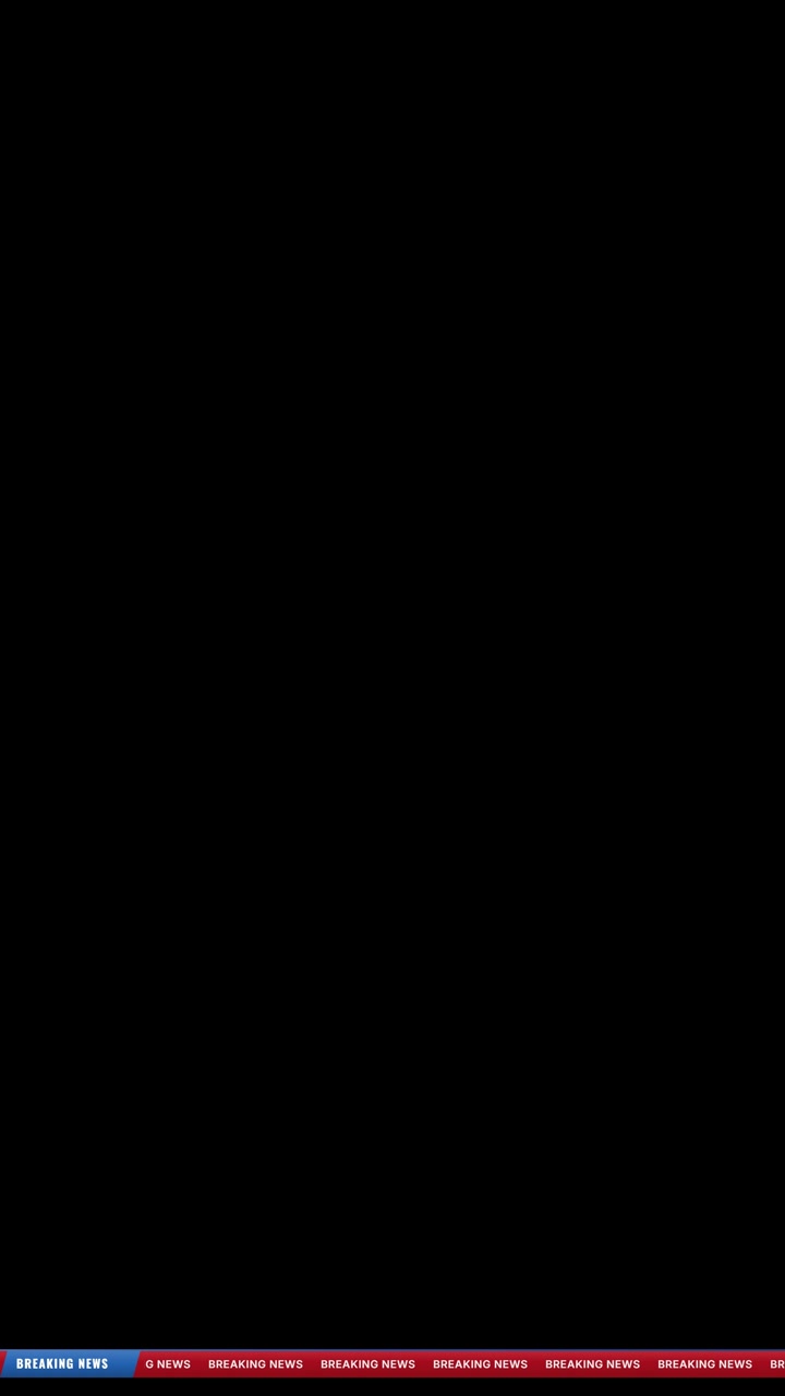 Vista verticale di una grafica a scorrimento di una barra ticker di ultime notizie animata nella parte inferiore su sfondo nero