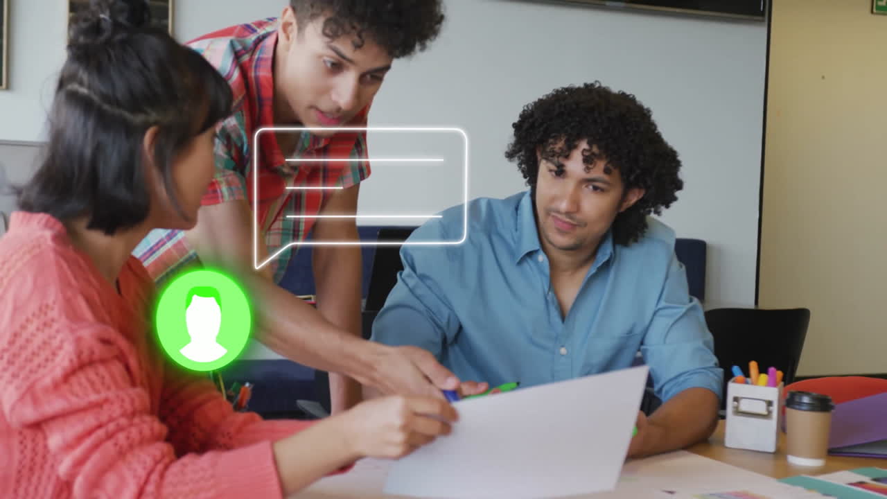 discutiendo el documento, colegas con animación de burbuja de chat sobre ellos