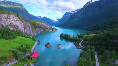 el lago lovatnet es una naturaleza hermosa de noruega.