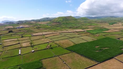 Piedras-Volcánicas-Se-Utilizan-Para-Dividir-Las-Tierras-De-Cultivo