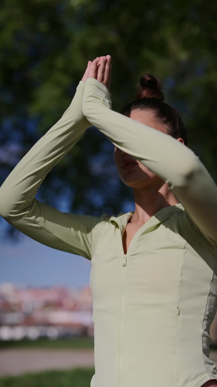 mujer meditando al aire libre