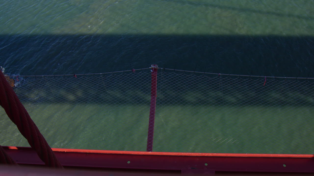 Rete di prevenzione dei suicidi a lato del Golden Gate Bridge a San Francisco, California, USA