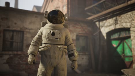 astronauta perdido cerca de edificios industriales abandonados de la vieja fábrica