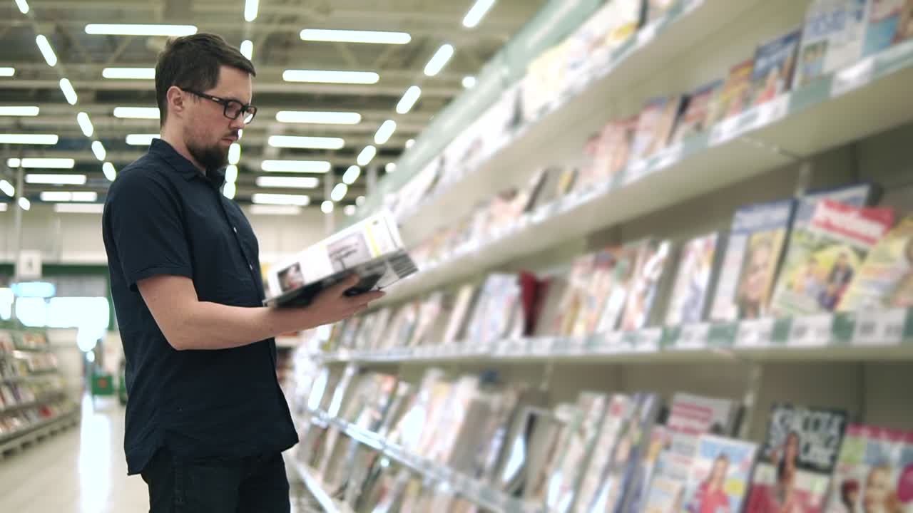 hombre revisando revistas en una librería