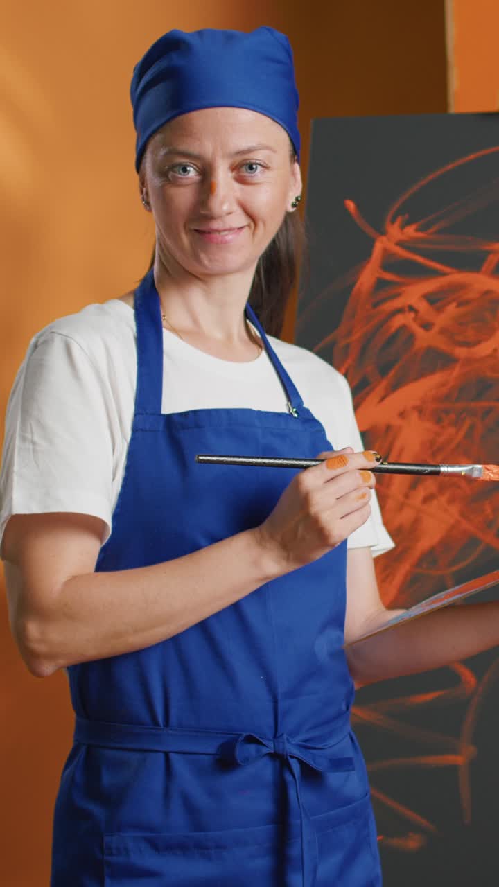 Artista donna che dipinge un'opera d'arte su area di lavoro