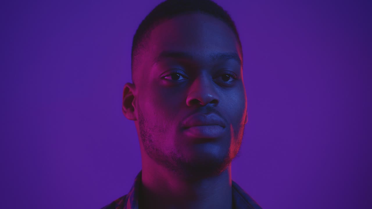Ritratto di un uomo con illuminazione al neon