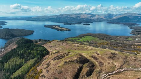 Vista-Aérea-Del-Lago-Lomond-Desde-Conic-Hill,-Hermoso-Paisaje-Escocés-En-Las-Tierras-Altas-De-Escocia,-Escocia,-Reino-Unido