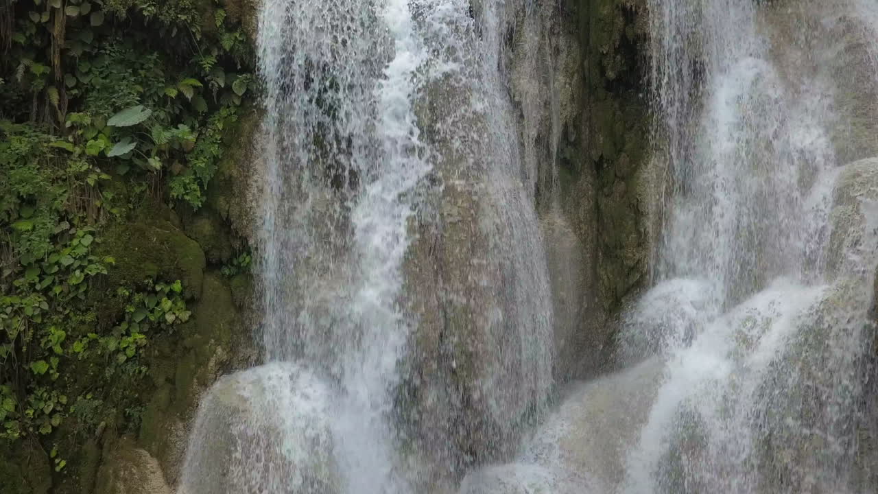captura de pantalla completa de la cascada de kuang si en niveles, laos rural