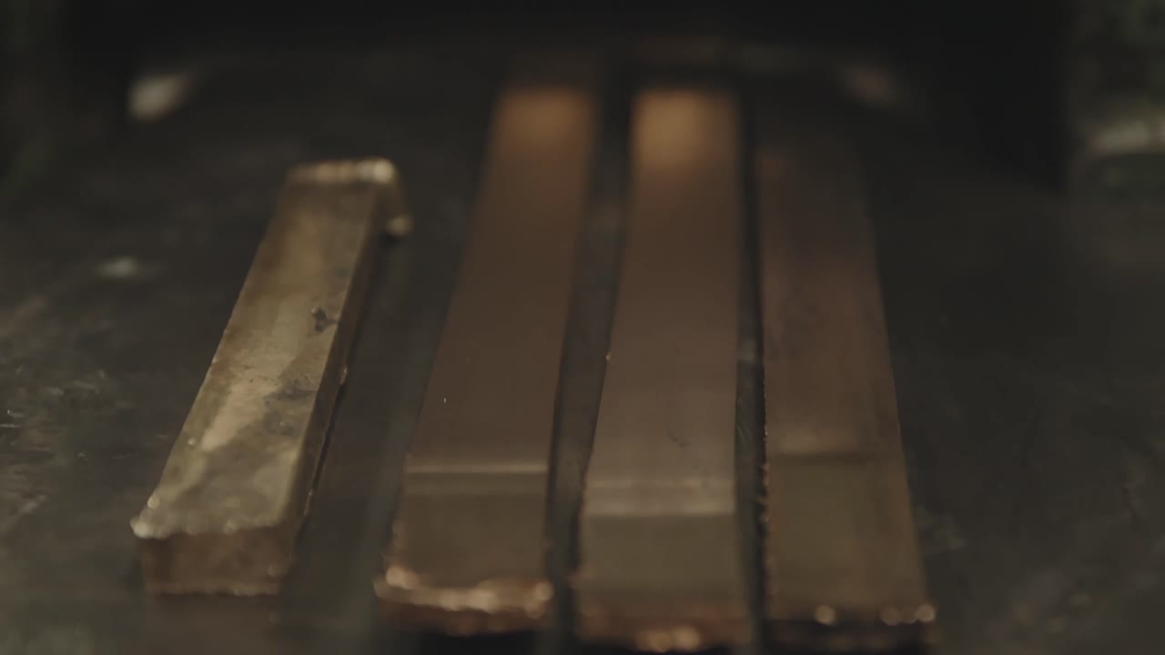 어두운 표면에 있는 금속 막대기