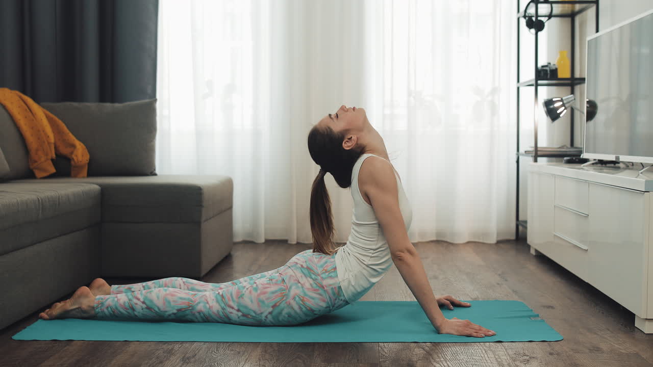 mujer haciendo yoga en casa