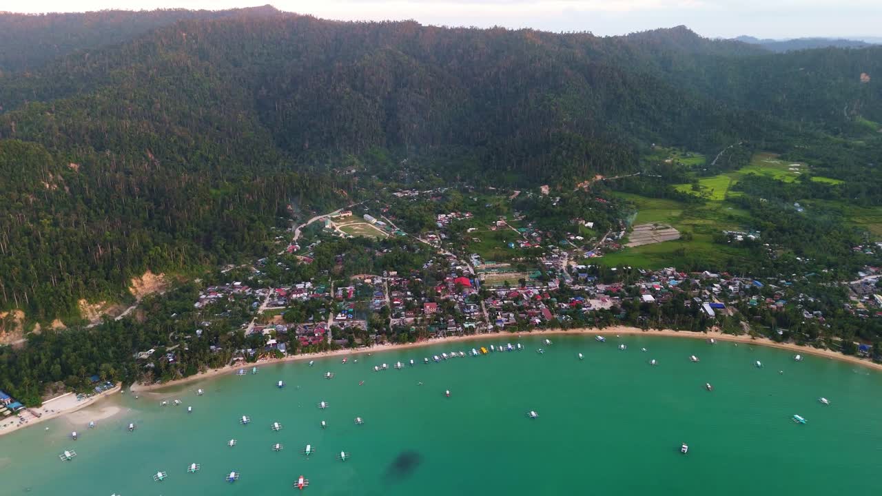 Ảnh chụp từ flycam thị trấn ven biển Port Barton, thể hiện ngôi làng địa phương, bãi biển cát trắng và làn nước xanh ngọc trong vắt ở San Vicente, Palawan, Philippines.