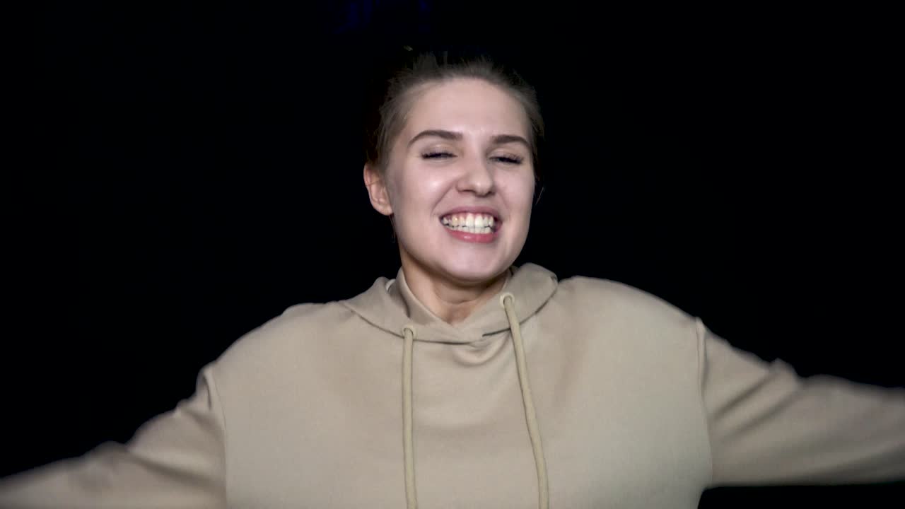 Donna che esprime forte emozione