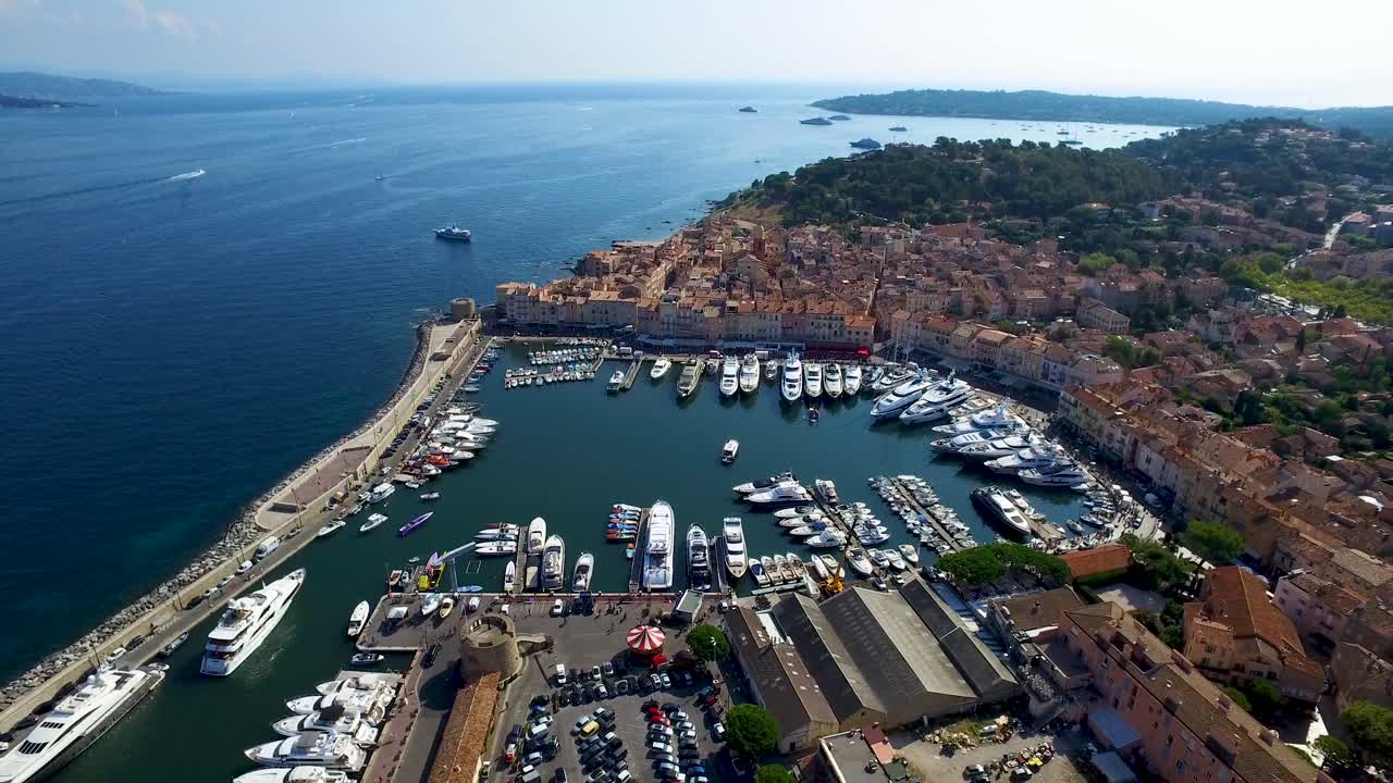 호화 요트가 있는 생트로페의 옛 항구의 공중 전망