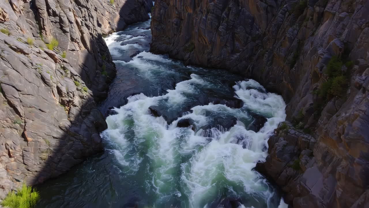 협곡을 가로질러 흐르는 강
