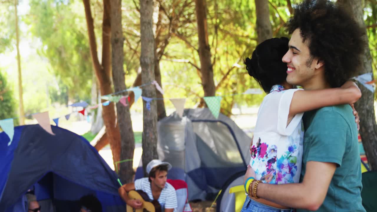 pareja abrazándose en el parque 4k
