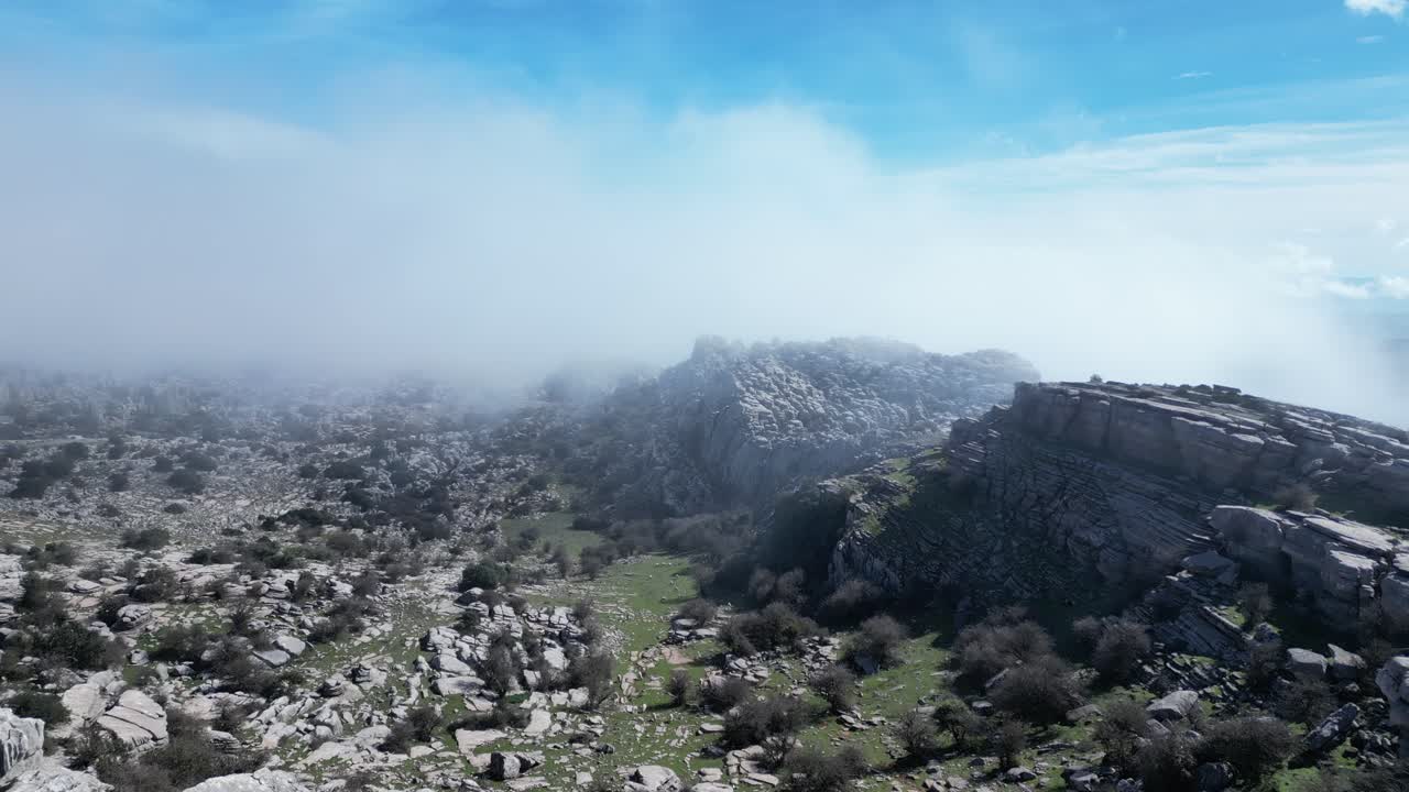 스페인 말라가 지방의 안테케라에 위치한 카르스트 지역인 엘 토르칼의 자연 지역을 드론으로 비행