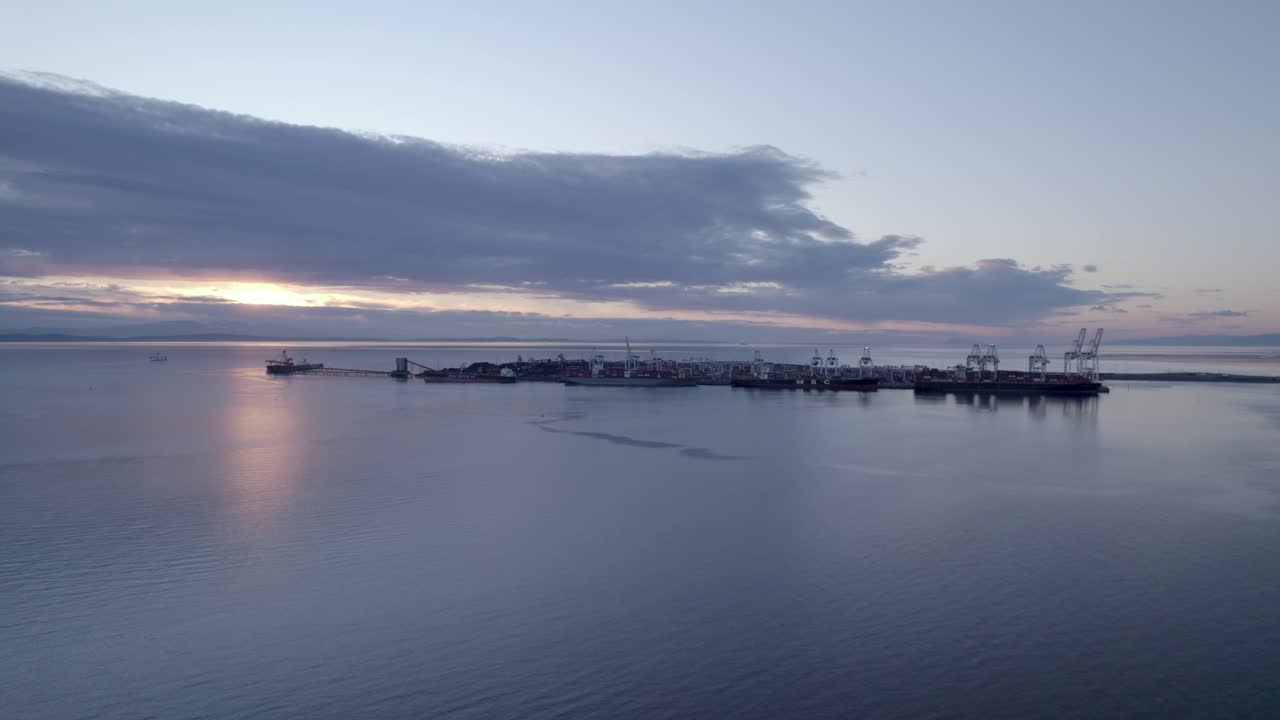 paisaje marino de la puesta del sol aérea de canadá vancouver tsawwassen bc transporte de servicio público de ferry, drone revela el horizonte del puerto de la grúa en aguas tranquilas del océano
