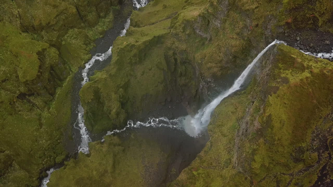 vista aérea de pájaro en el pintoresco muro de agua en las tierras altas de islandia