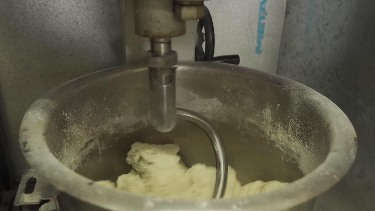 primer plano de masa de pizza en la batidora