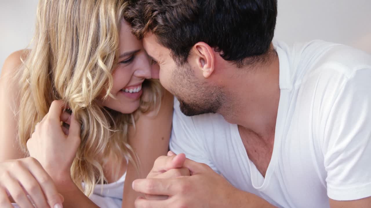 pareja relajándose en la cama en el dormitorio