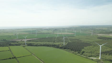Turbinas-Eólicas-Giratorias-Que-Se-Elevan-Sobre-Campos-Verdes-En-El-Condado-De-Wexford,-Irlanda