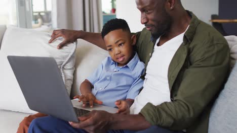 Afroamerikanischer-Vater-Und-Sohn,-Die-Gemeinsam-Einen-Laptop-Benutzen