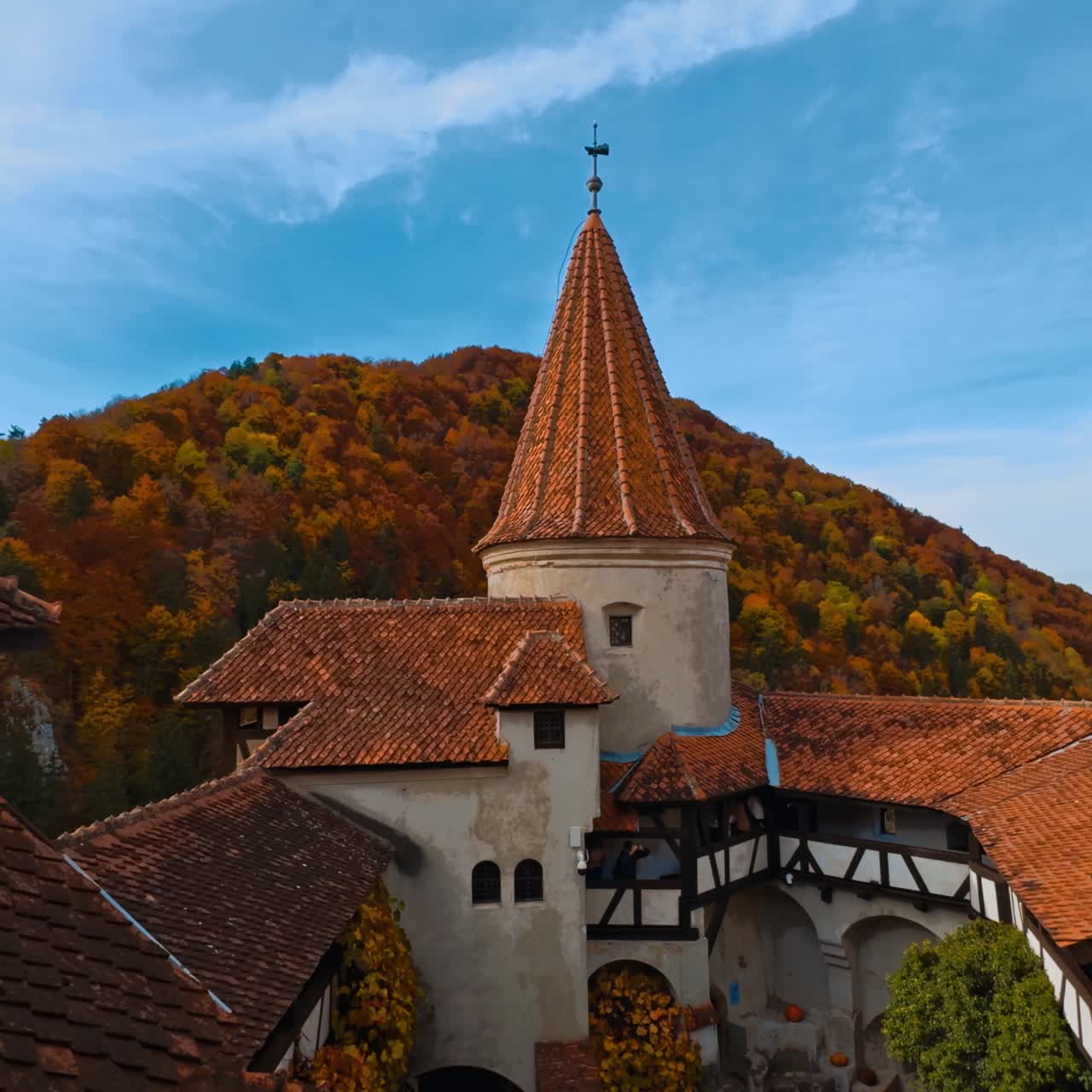 Vista dall'alto dell'antico castello di Bran in Romania. Paesaggio di edificio storico nella splendida stagione autunnale
