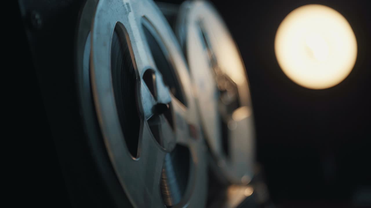 릴 필름 테이프는 빈티지 프로 플레이어에서 회전합니다. 올드 스쿨 장비