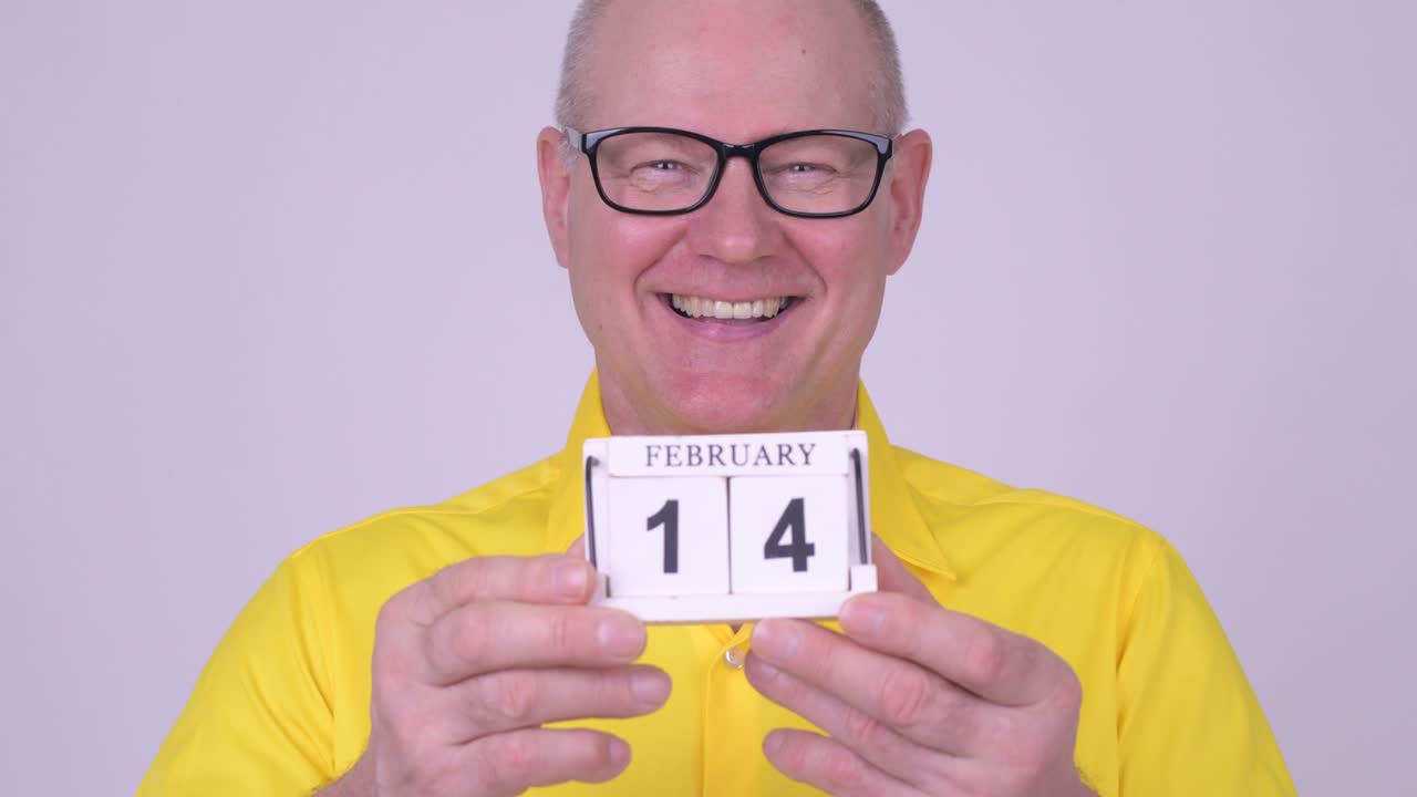 студийный снимок симпатичного старшего бизнесмена