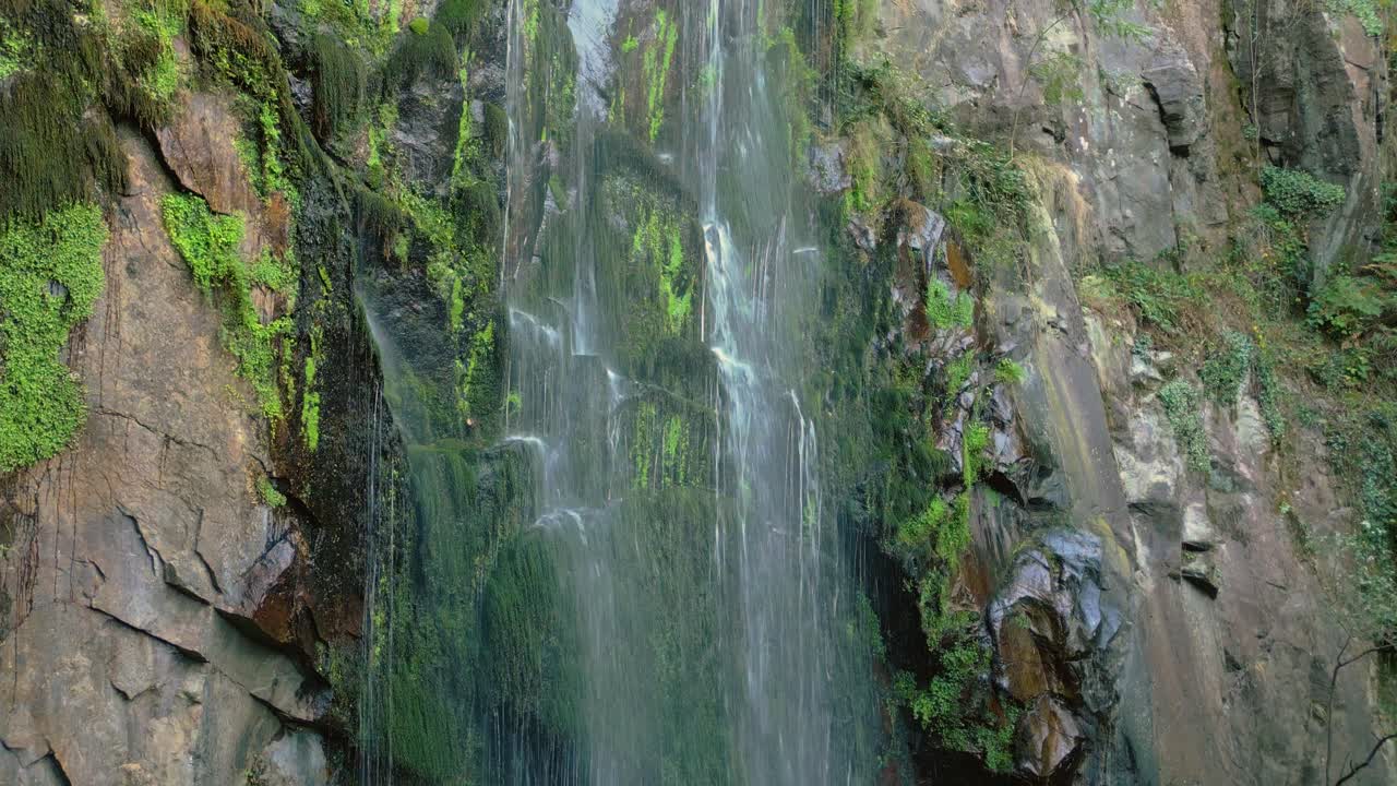 cascada de aguacaida en los acantilados de musgo en pantón, lugo, españa