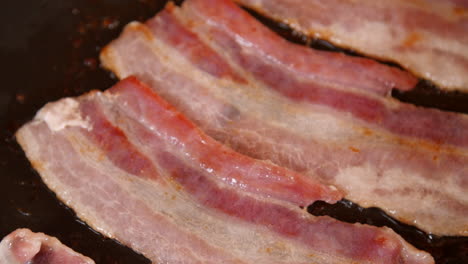tocino cocinando en una sartén