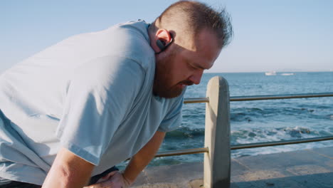 Fitness,-Respiración-Y-Hombre-Junto-Al-Océano-Después-De-Correr