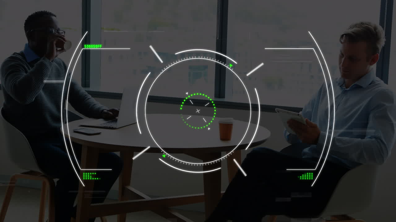 animación de escaneo de alcance y procesamiento de datos sobre empresarios que usan computadoras portátiles