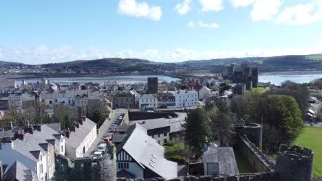 Walisische-Ferienhäuser-Eingeschlossen-In-Conwy-Castle-Steinmauern-Mauern-Luftbild-Steigender-Fluss-Offenbaren